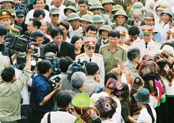 Nhân dân các dân tộc tỉnh Điện Biên vui mừng chào đón Đại tướng Võ Nguyên Giáp